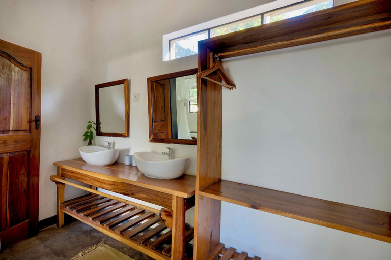 Bathroom 4, Kamunjila Lodge, Livingstone
