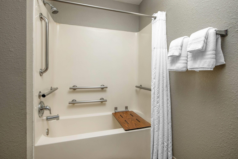 Bathroom 4, Baymont by Wyndham Pooler/Savannah, Chatham