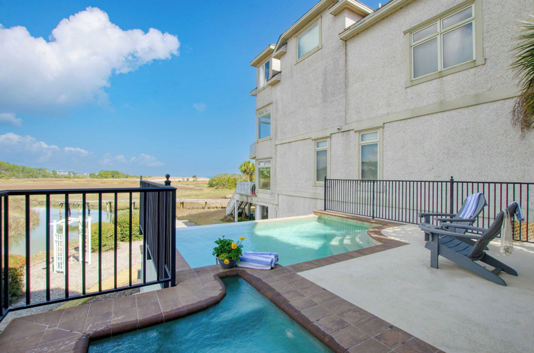 Sport & Beauty 5, Steps to Beach, Infinity Pool + Hot Tub, Game Room Coastal Marsh by Avantstay, Beaufort