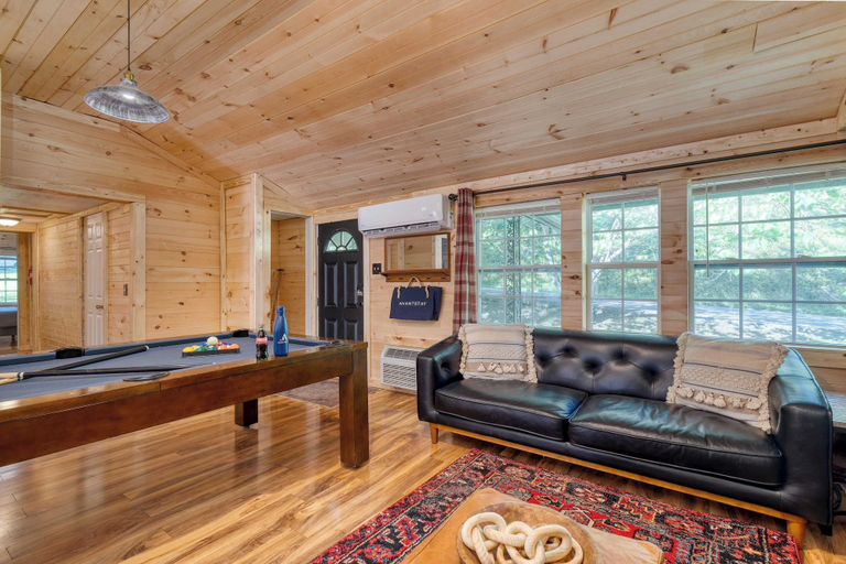 Others 5, The Rustic Cottage by Avantstay Hot Tub, Fire Pit, Pool Table 5mins to Town, Sevier