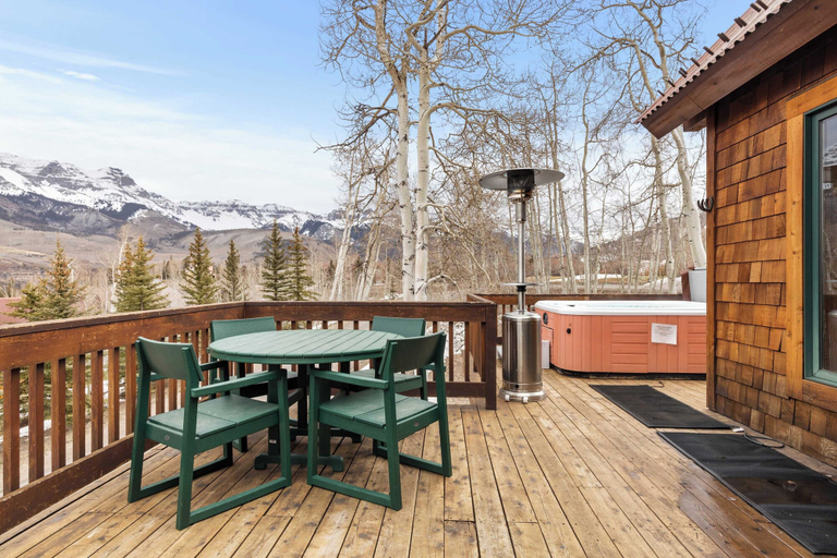 Others 5, Russell Home by Avantstay Expansive Deck, Stunning Views & Hot Tub!, San Miguel