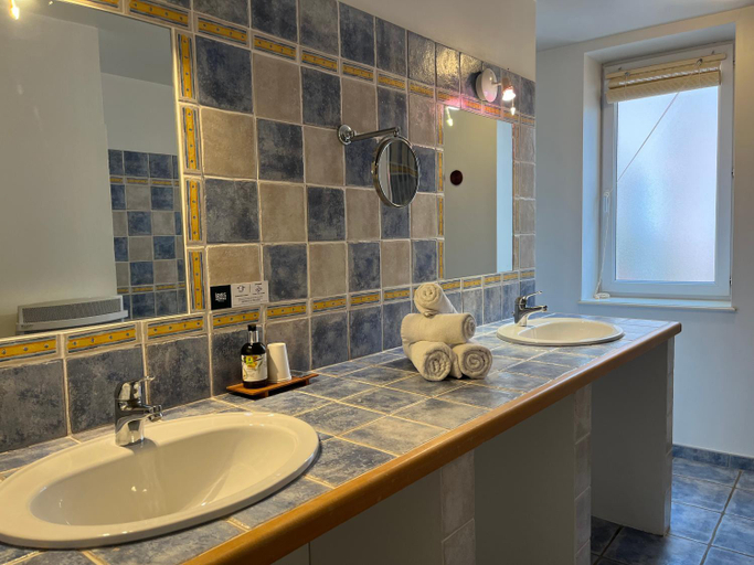 Bathroom 2, Logis Hotel La Bastide des Monges, Drôme