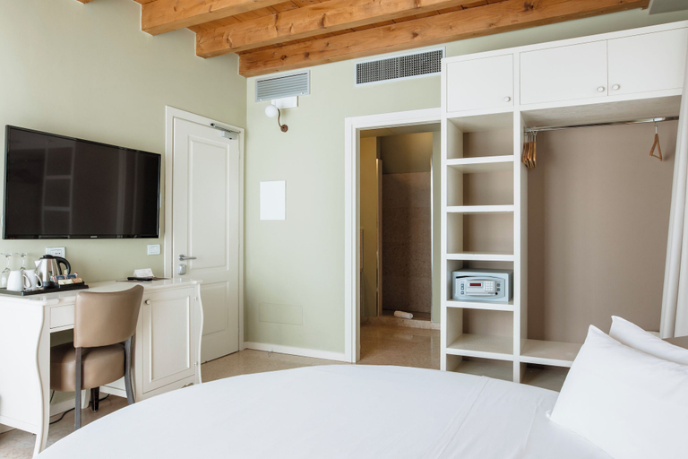 Bedroom 4, Le Greghe Resort, Verona