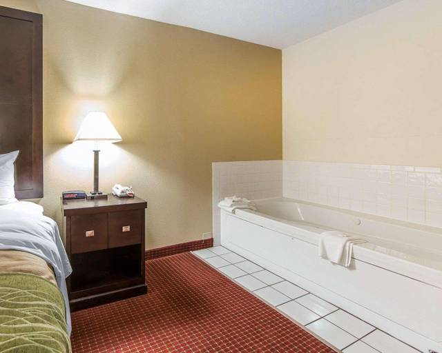 Bathroom 4, Quality Inn & Suites Portsmouth, Scioto