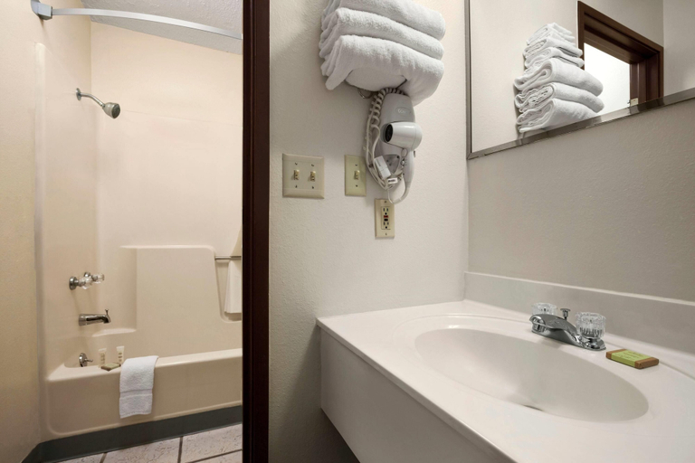 Bathroom 5, Super 8 by Wyndham Concordia, Cloud