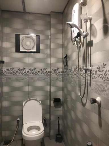 Bathroom 5, St Anne's Hotel & Restaurant, Jaffna