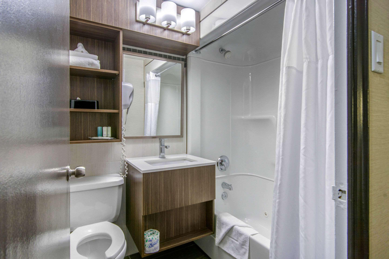 Bathroom 4, Clarion Hotel Sudbury, Greater Sudbury