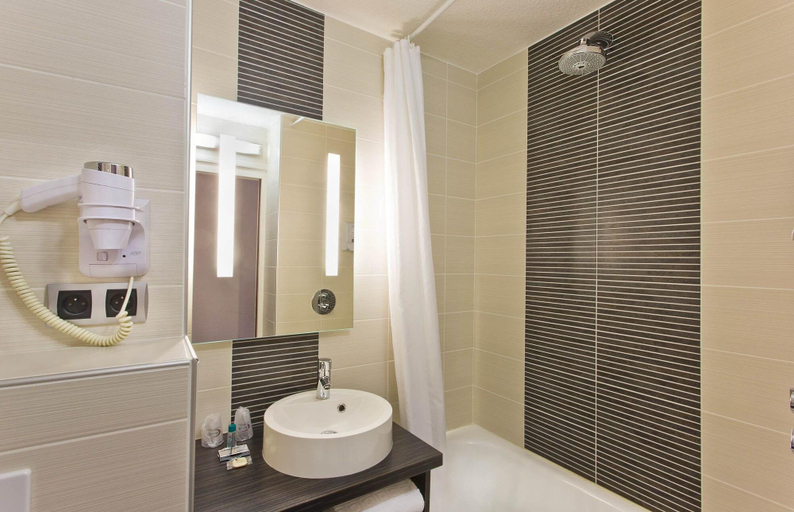 Bathroom 4, Tourhotel Blois, Loir-et-Cher