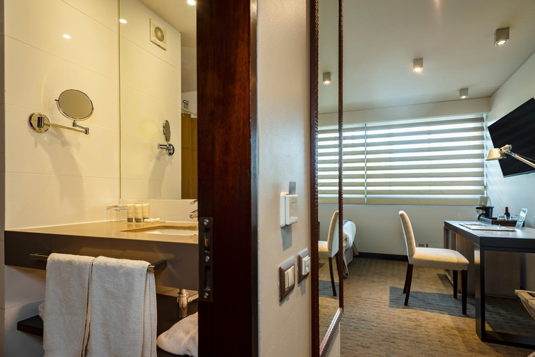 Bathroom 5, Hotel Los Espanoles Plus, Santiago