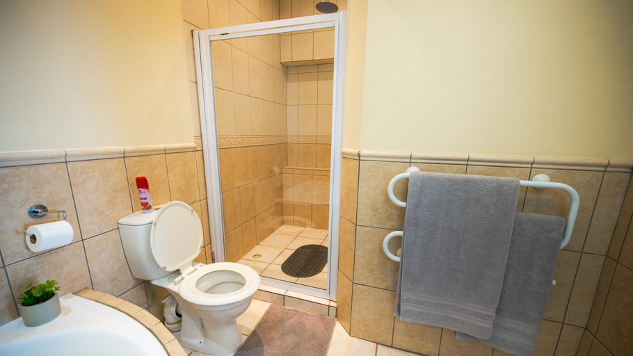 Bathroom 3, Botanica Guest House, Eden