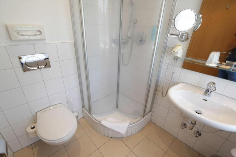 Bathroom 5, Landgasthof Pauliwirt, Mühldorf am Inn