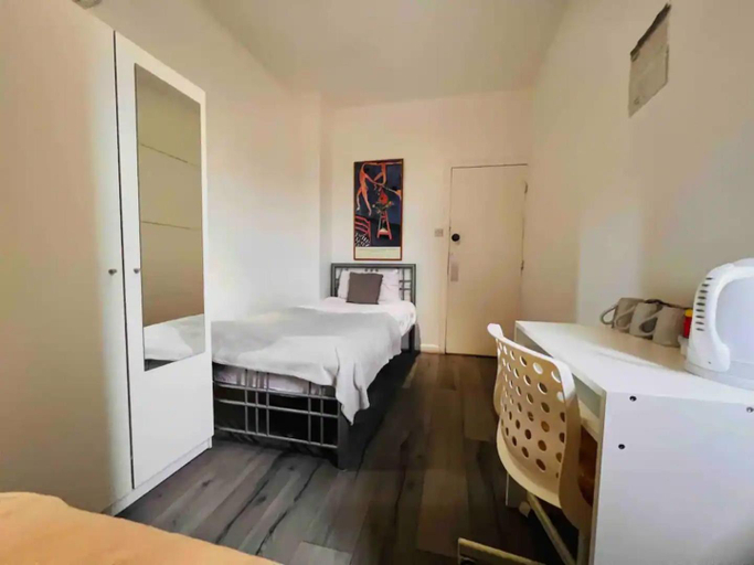 Bedroom 1, Gray's Inn Road Suites, London