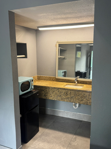 Bathroom 3, Apollo Inn, Osceola