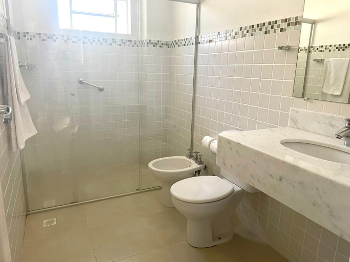 Bathroom, Grande Hotel Amparo, Américo de Campos