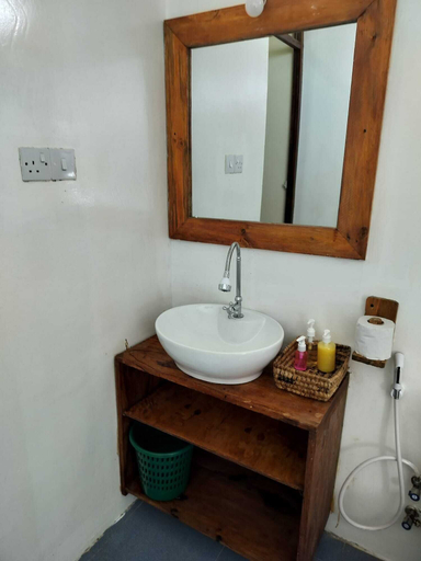 Bathroom 5, Andy's Inn Michamvi, Kati
