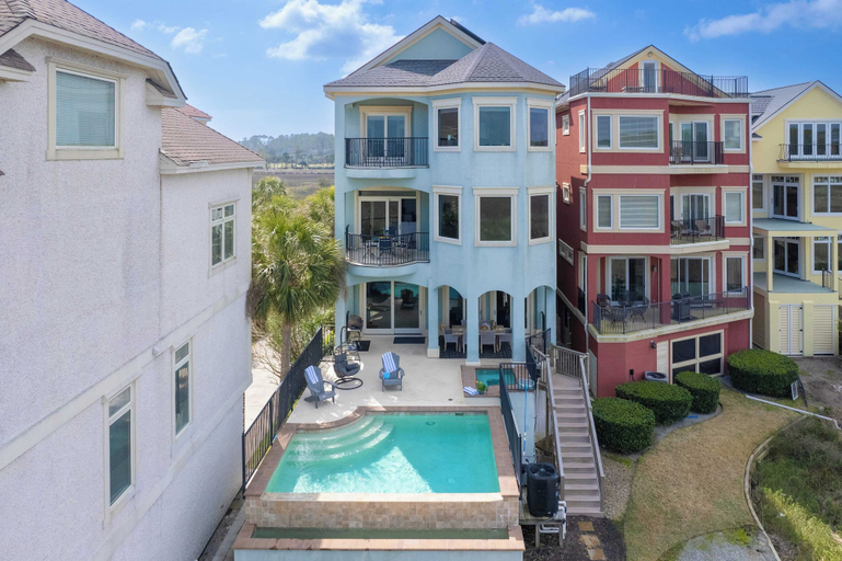 Exterior & Views