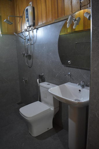 Bathroom 3, Shiny Lakeside Resort, Ambalangoda
