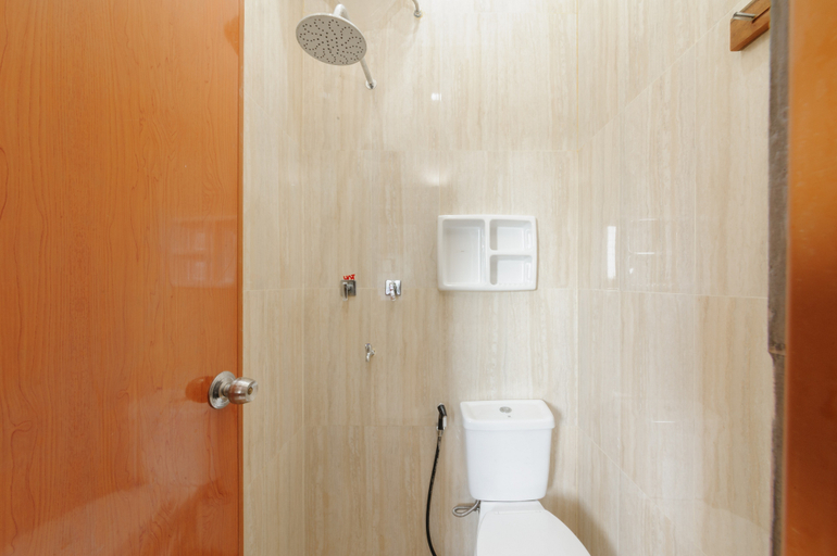 Bathroom 3, RedDoorz Plus near Mall Sunter, Jakarta Utara