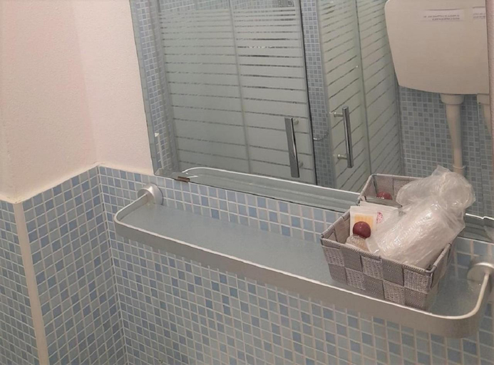 Bathroom 5, Hotel Enrica, Ravenna