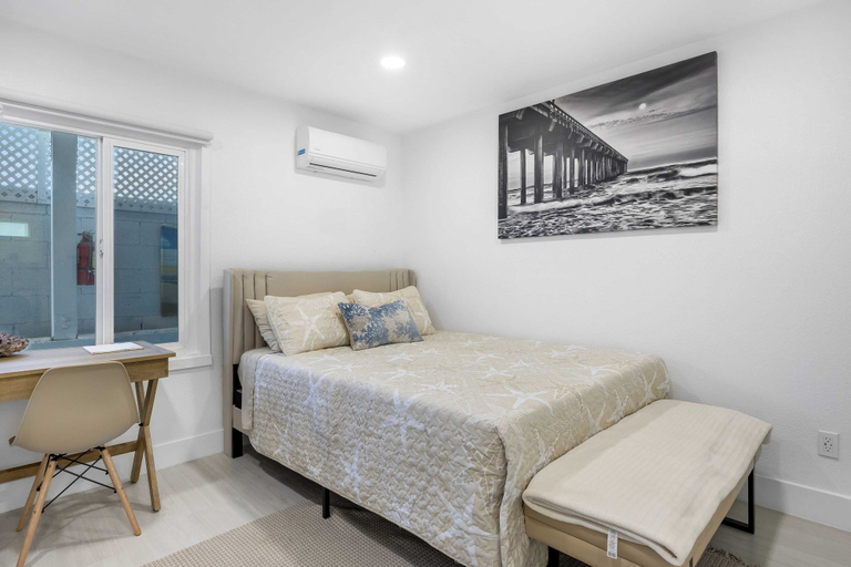 Bedroom 3, Steps to the Beach, Firepit & Patio Long-term Sunset Beach Stay Coastal Cove, Orange