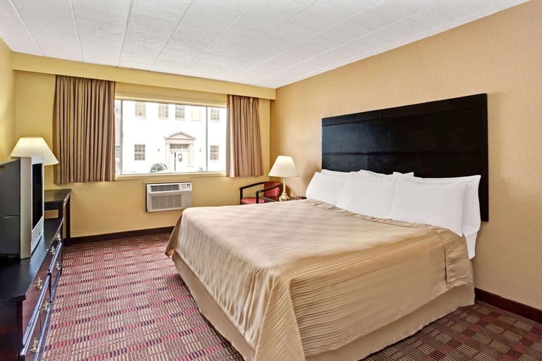 Bedroom 3, Howard Johnson by Wyndham Pikesville, Baltimore
