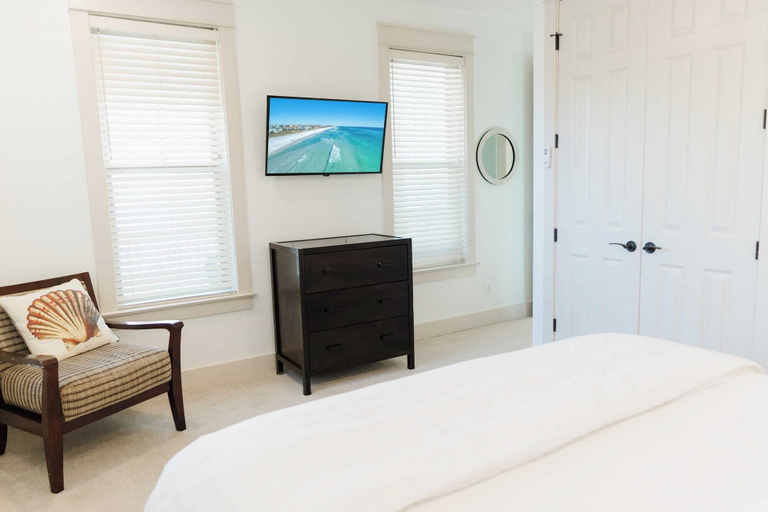 Bedroom 5, 5 Mins to Beach, Shared Pool, Covered Deck, Bikes Heron Cottage by Avantstay, Walton