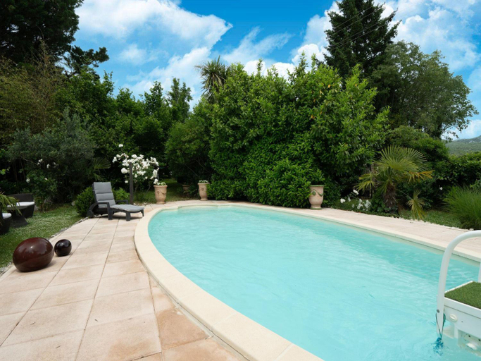 Sport & Beauty 2, Majestic holiday home in Laroque with hot tub, Hérault