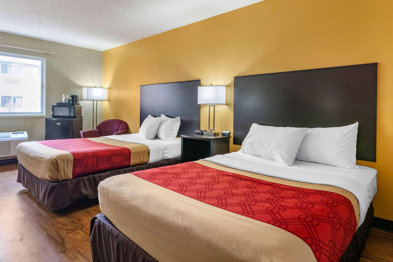 Bedroom 4, Econo Lodge Rothschild, Marathon