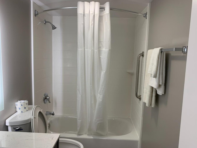 Bathroom 3, Studio 6 Rockford, IL, Winnebago
