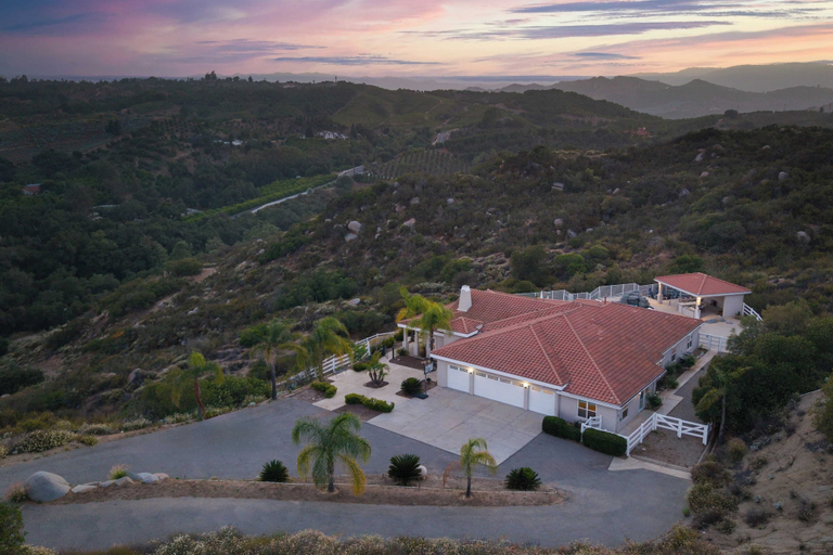 Exterior & Views 2, Pool, Views, Hot Tub, Fire Pit & Arcade Vista Clara by Avantstay, Riverside