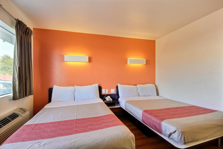Bedroom 5, Motel 6 Laredo South, Webb