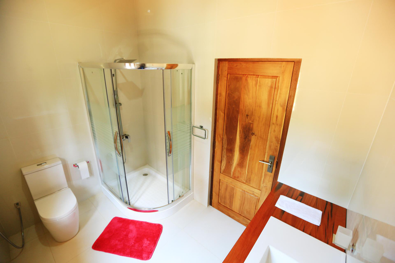Bathroom 2, Twin Waters Resort, Arachchikattuwa PS