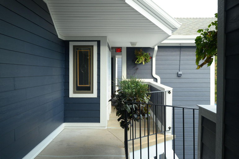 Exterior & Views