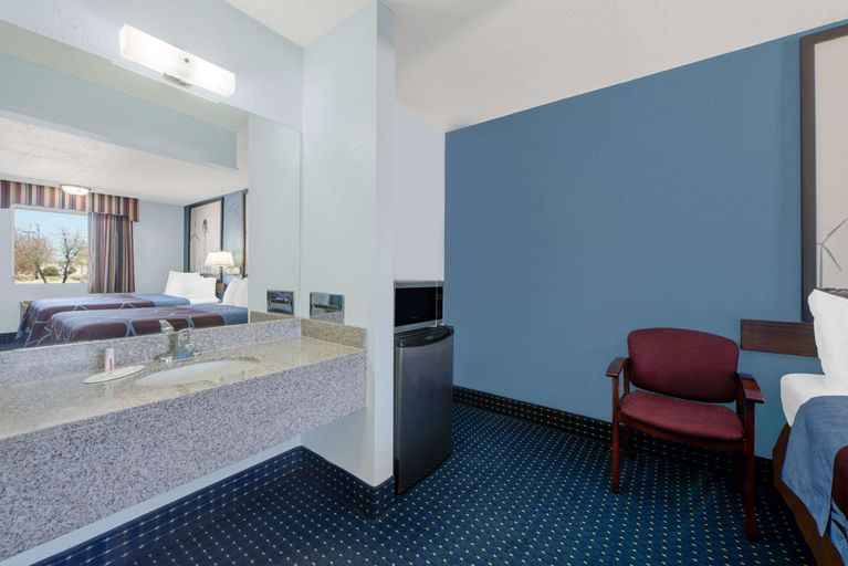 Bedroom 3, Super 8 by Wyndham Dumas TX, Moore