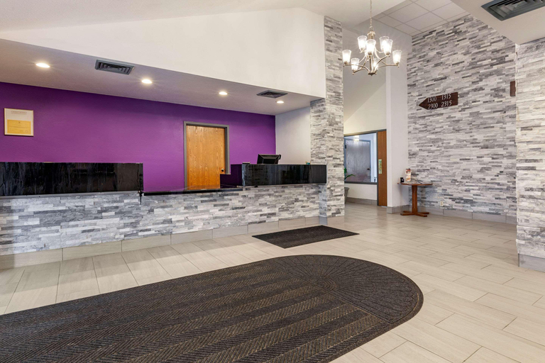 Public Area 5, Econo Lodge Rothschild, Marathon