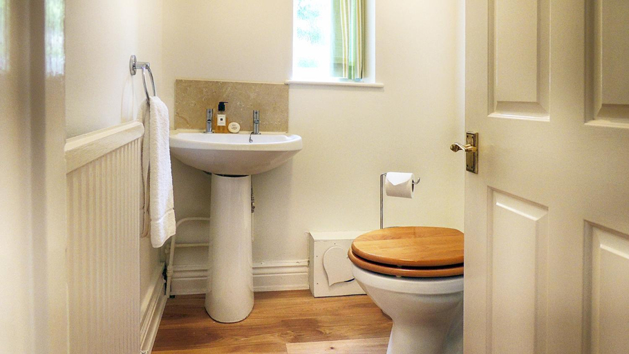 Bathroom 3, Ivy Cottage, Gloucestershire