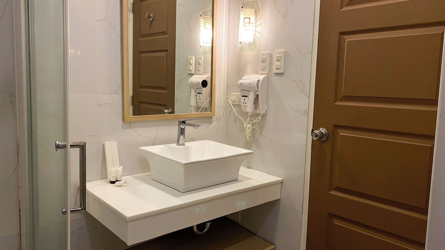 Bathroom 5, Queen Margarette Hotel - Downtown, Lucena City