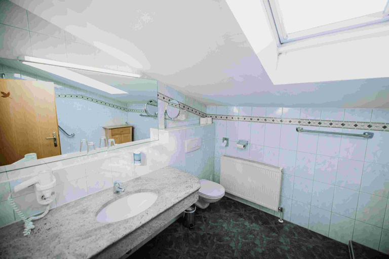 Bathroom 4, Hotel in the HEART, Zell am See