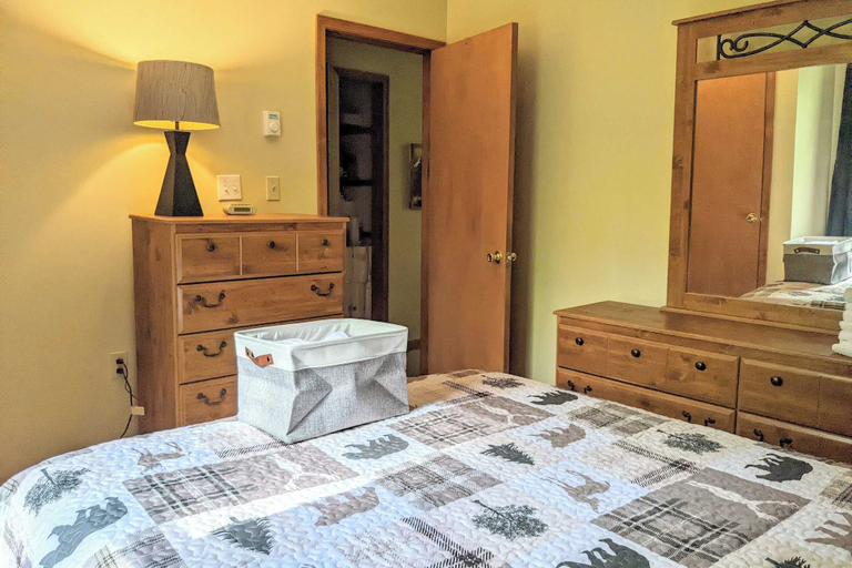 Bedroom 2, The Bear Foot Lodge by Avantstay Game Room, Deck, Beach/lake Access, Carbon
