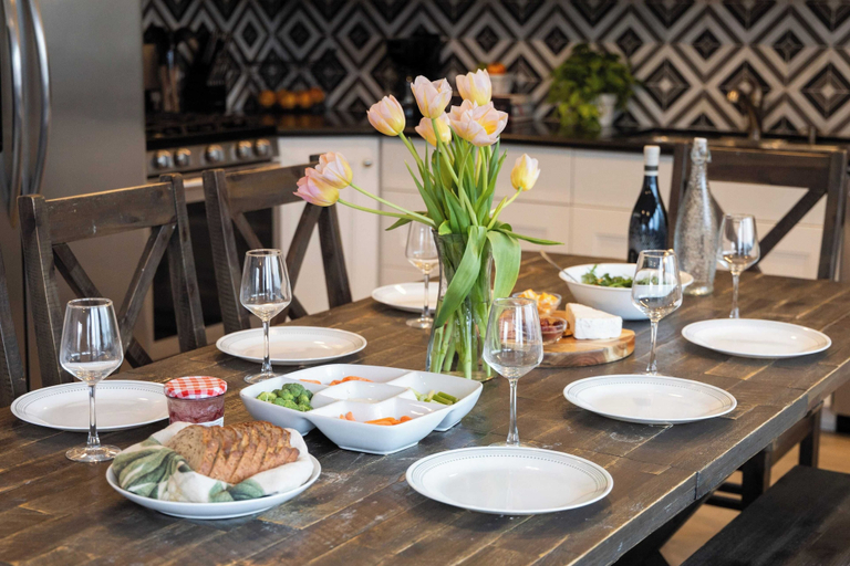 Food & Drinks 5, Shelly by Avantstay Steps to the Beach Deck w/ Ocean Views 5bdr, Orange