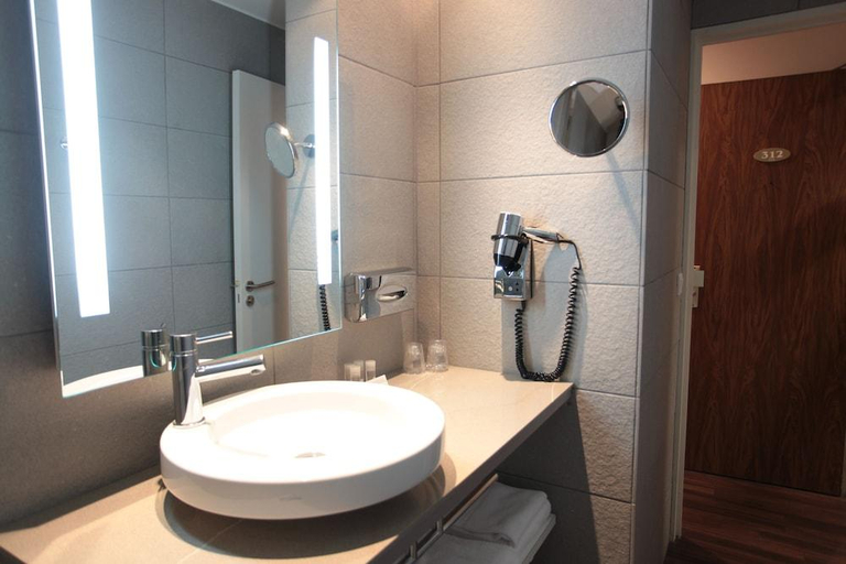 Bathroom 3, Hôtel de Chiberta & du Golf, Pyrénées-Atlantiques