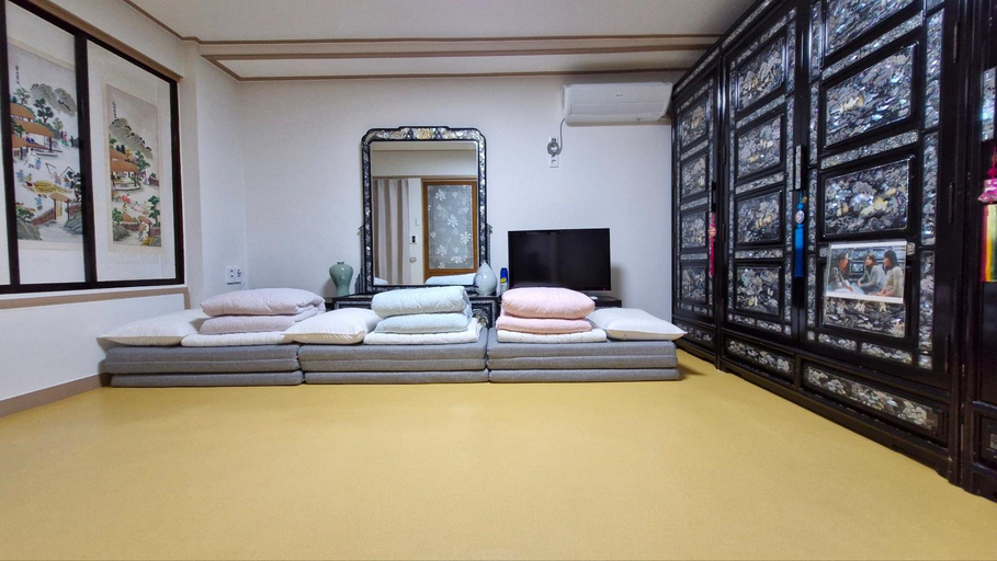 Bedroom 2, Leedo Hanok, Jongno