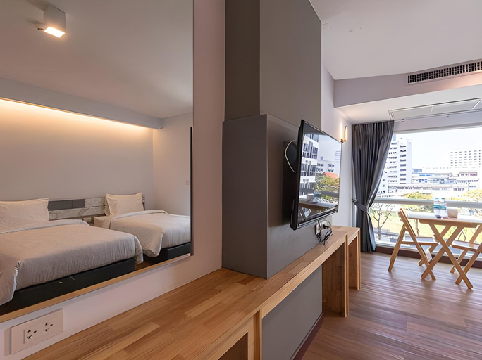 Bedroom 3, The Key Point Hotel, Din Dang