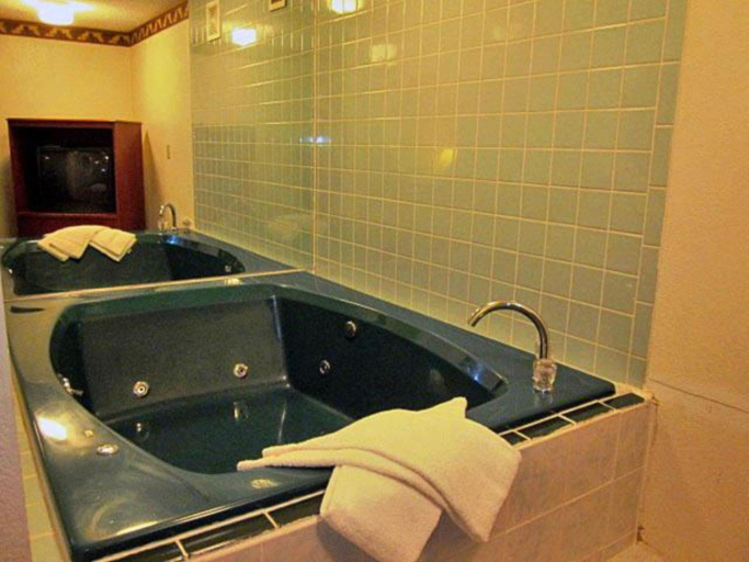 Bathroom 4, Motel 6 Troy, Oh, Troy