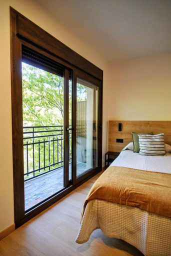 Bedroom 2, Hotel Casa Peix, Huesca
