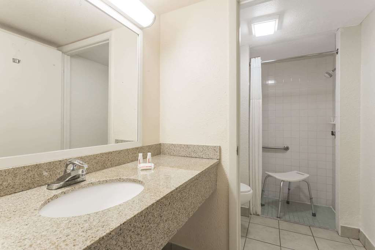 Bathroom 4, SureStay Hotel by Best Western Clermont Theme Park West, Polk