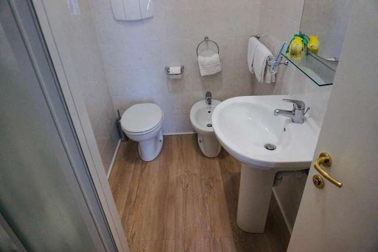 Bathroom 4, Europa, Milano
