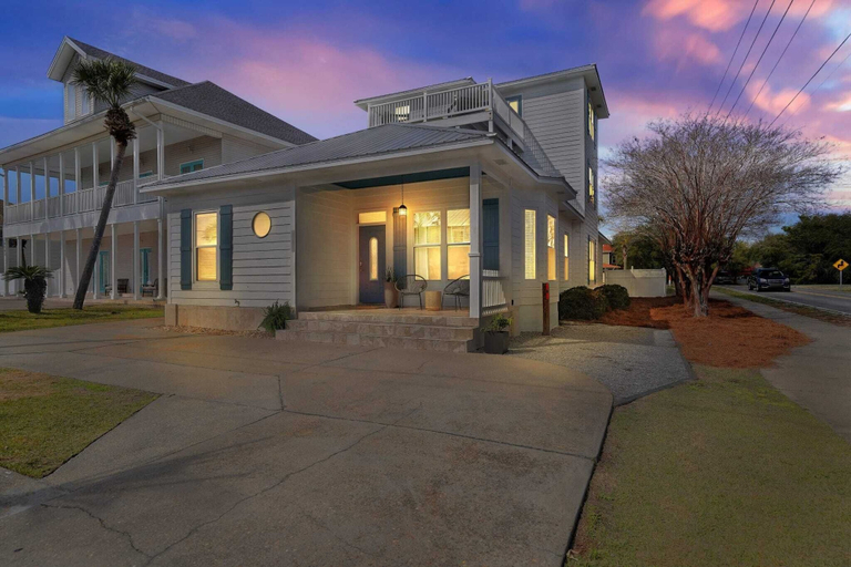 Exterior & Views 2, 7bdr w/ Private Pool, Hot Tub, Fire Pit, Walk to Beach Tidal Wave by Avantstay, Okaloosa