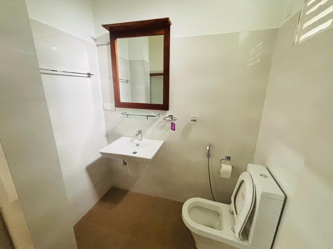 Bathroom 4, Green Path, Minuwangoda
