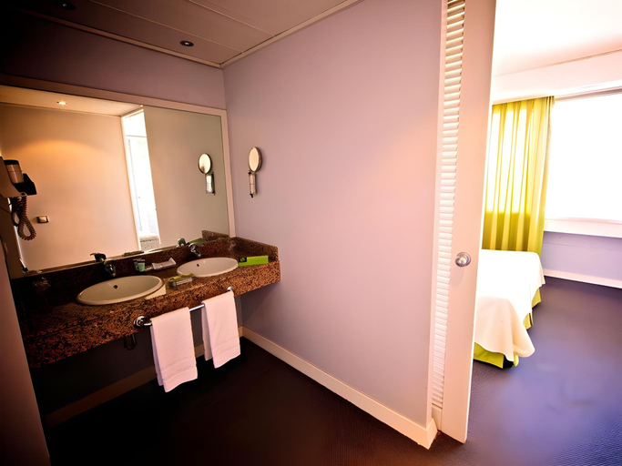 Bathroom 5, Apartmentos Eurobuilding 2, Madrid